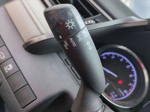 Certified 2019 Toyota Camry SE FWD image 10