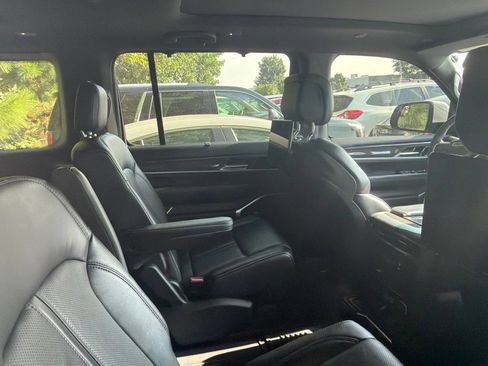 Used 2022 Jeep Wagoneer Series III w/ Premium Group I AWD/4WD image 4