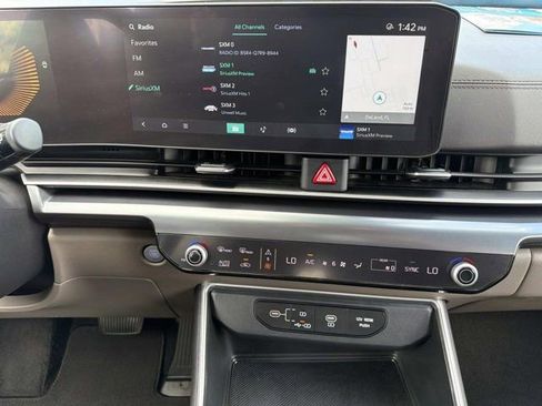Used 2025 Kia Carnival FWD image 27