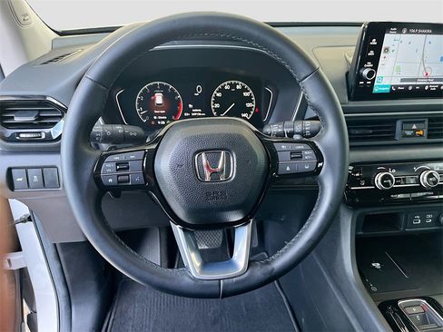 Used 2024 Honda Pilot Touring image 11