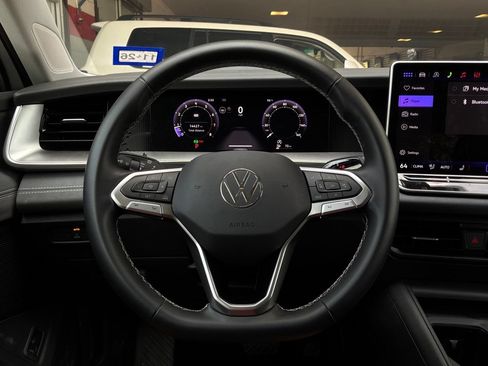 Used 2026 Volkswagen Tiguan SE FWD image 35