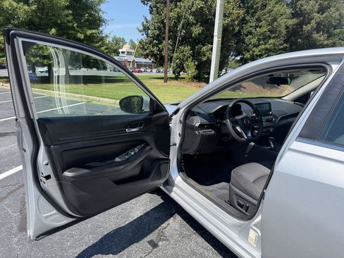 Used 2019 Nissan Altima 2.5 S FWD image 9
