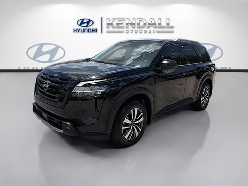 Used 2024 Nissan Pathfinder SL w/ Black Appearance Package FWD image 3