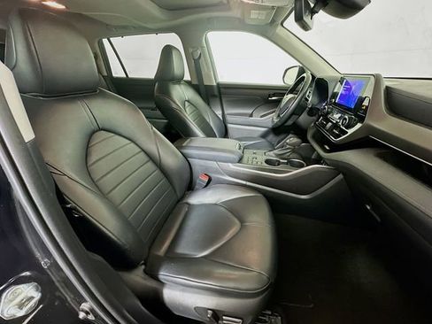 Certified 2023 Toyota Highlander XLE image 30