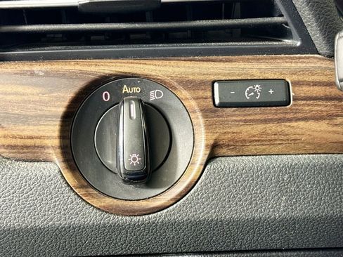 Used 2022 Volkswagen Passat 2.0T image 10