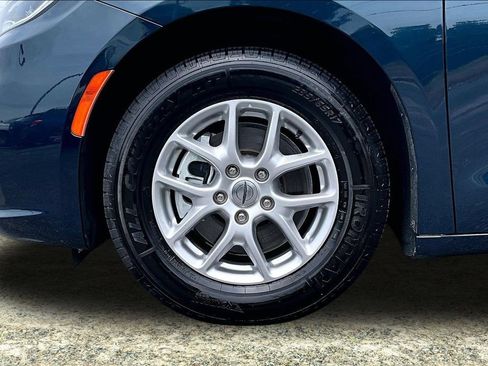 Used 2024 Chrysler Pacifica Touring-L FWD image 35