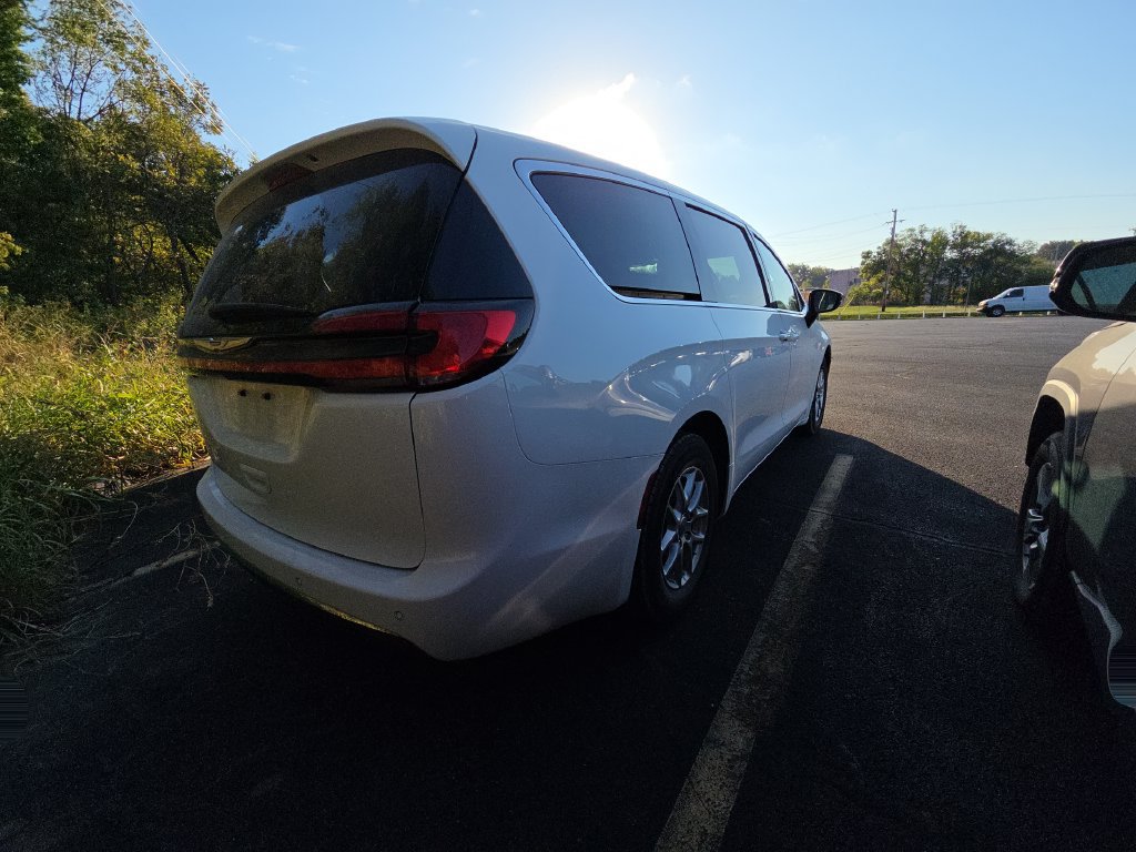 Used 2024 Chrysler Pacifica Touring-L FWD image 6
