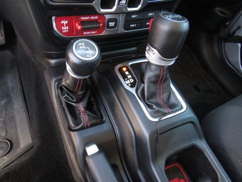 Used 2019 Jeep Wrangler Unlimited Rubicon w/ Cold Weather Group AWD/4WD image 19