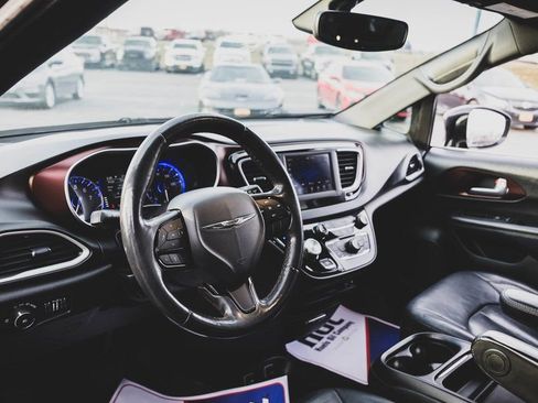 Used 2020 Chrysler Pacifica Touring-L image 2