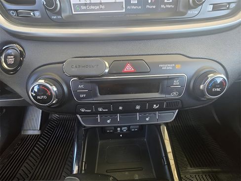 Used 2019 Kia Sorento SX image 19