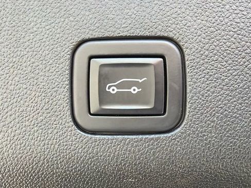 Used 2021 Chevrolet Tahoe Premier w/ Premium Package image 19