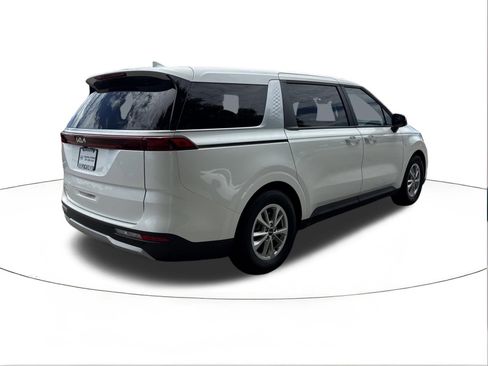 Used 2024 Kia Carnival LX FWD image 3