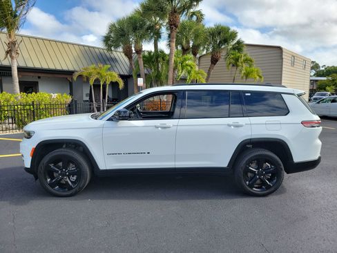 Used 2023 Jeep Grand Cherokee L Limited w/ Black Appearance Package image 9