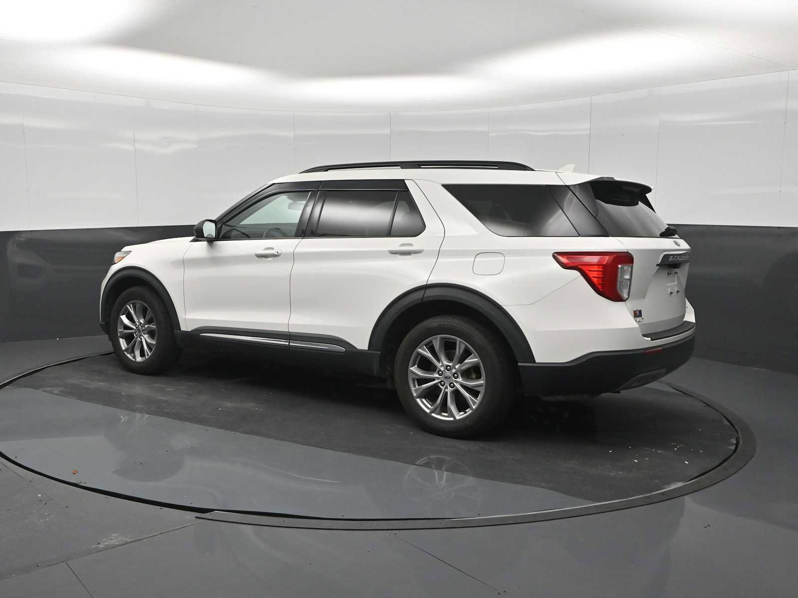Used 2020 Ford Explorer XLT w/ Equipment Group 202A AWD/4WD image 6