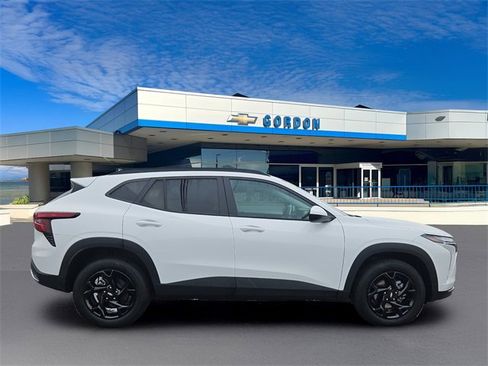 Used 2025 Chevrolet Trax LT w/ LT Convenience Package image 5