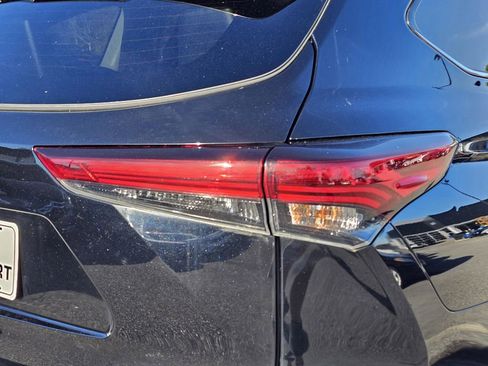 Used 2023 Toyota Highlander XLE image 9