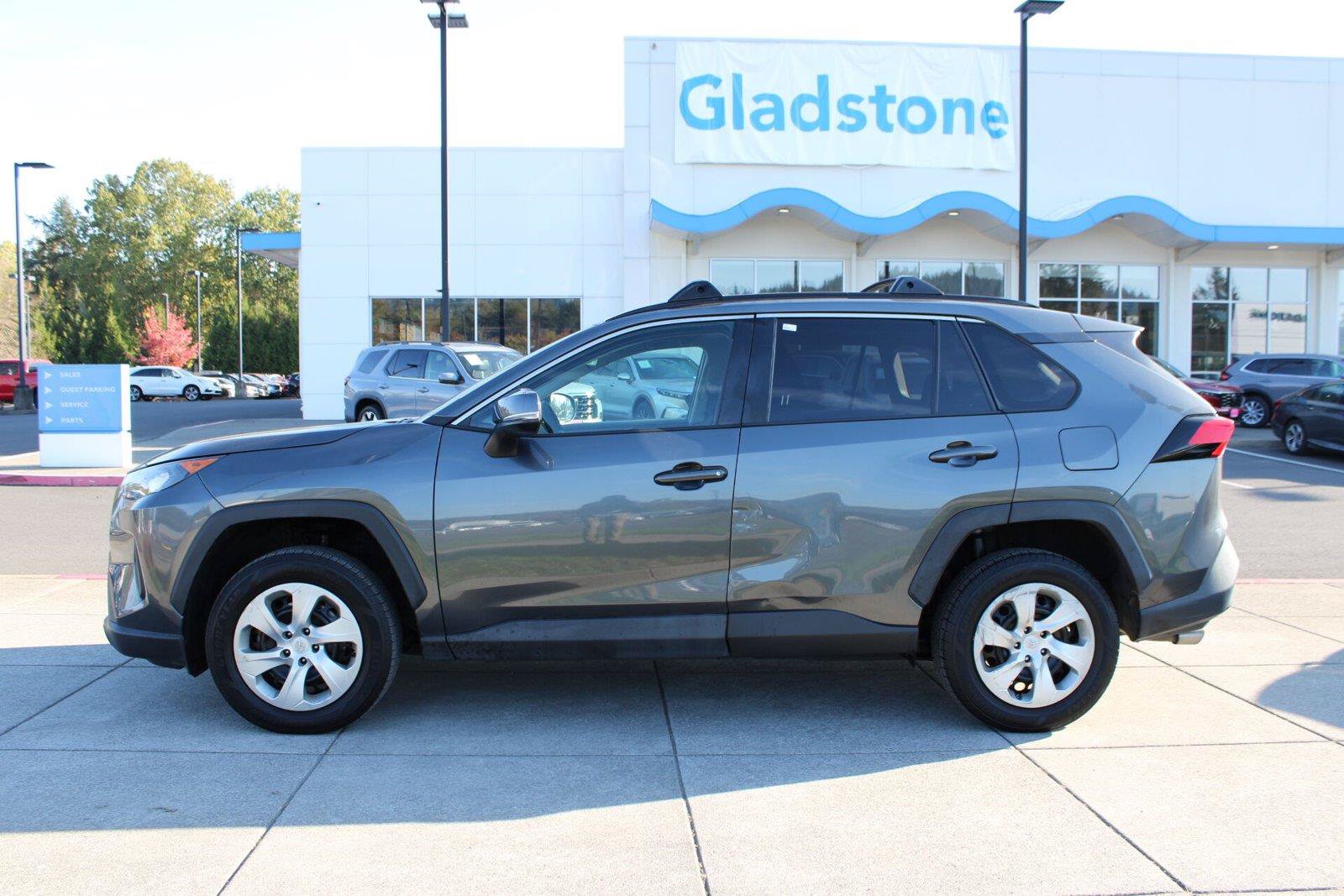 Used 2021 Toyota RAV4 LE AWD/4WD image 2