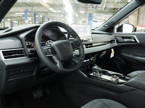 New 2026 Mitsubishi Outlander LE FWD image 5
