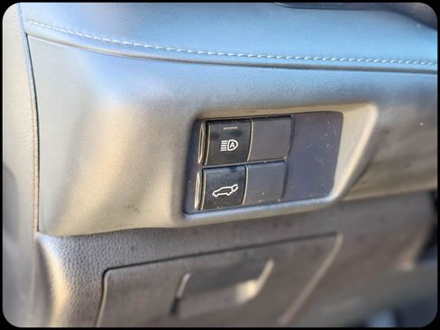 Used 2021 Toyota Highlander LE image 22