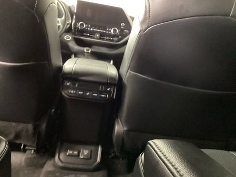 Used 2023 Toyota Highlander Platinum AWD/4WD image 27
