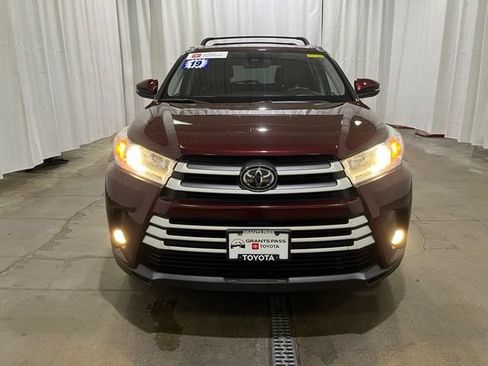 Certified 2019 Toyota Highlander XLE AWD/4WD image 9
