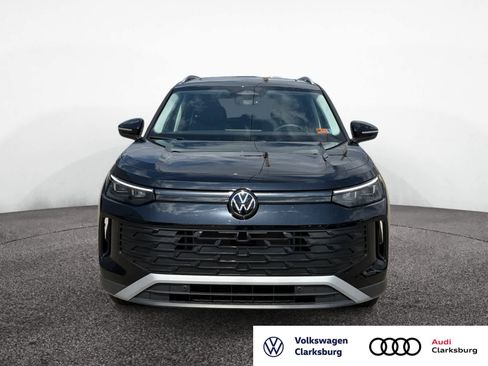 Used 2025 Volkswagen Tiguan SE image 8