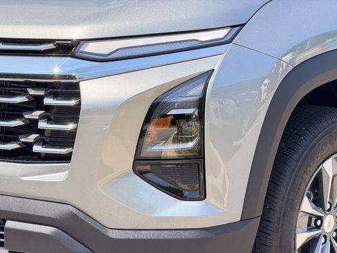 Used 2025 Chevrolet Equinox LT FWD image 8