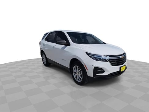 Used 2024 Chevrolet Equinox LS w/ LS Convenience Package FWD image 2