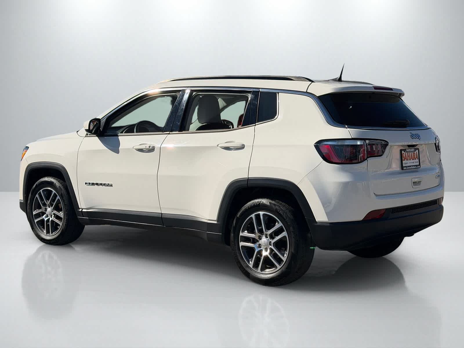 Used 2018 Jeep Compass Latitude w/ Popular Equipment Group FWD image 4