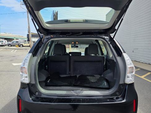 Used 2014 Toyota Prius V Three image 9