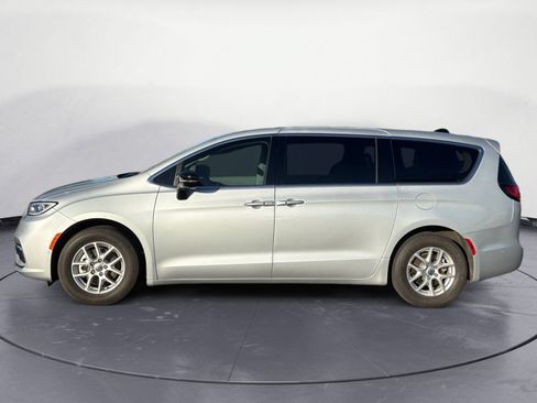 Used 2024 Chrysler Pacifica Touring-L FWD image 3