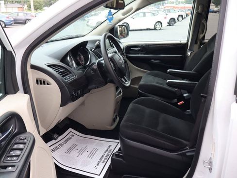 Used 2019 Dodge Grand Caravan SE w/ UConnect Hands-Free Group FWD image 6