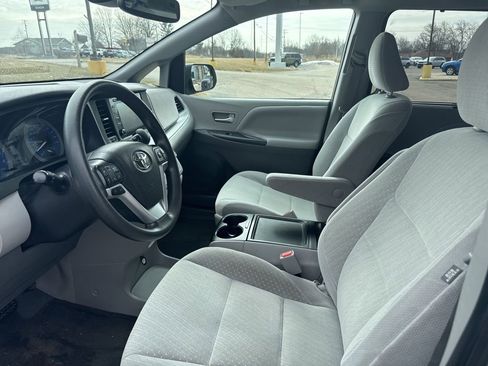 Used 2020 Toyota Sienna LE image 10