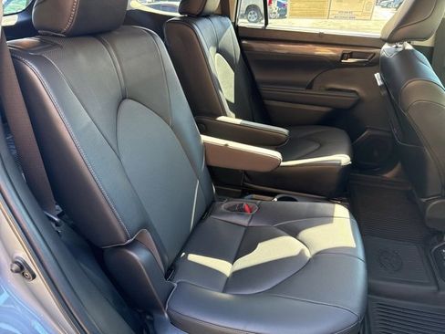 Used 2023 Toyota Highlander L image 32