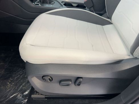 New 2026 Volkswagen Taos SE image 14