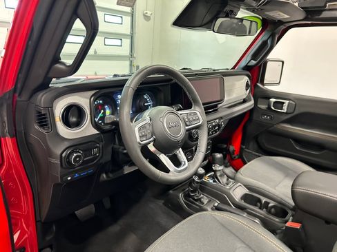 Used 2025 Jeep Wrangler Unlimited Sahara w/ Safety Group AWD/4WD image 16