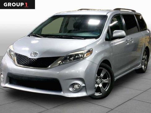 Used 2017 Toyota Sienna SE FWD image 1