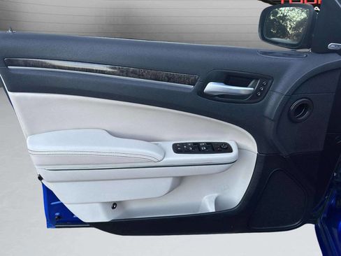 Used 2018 Chrysler 300 Limited image 11