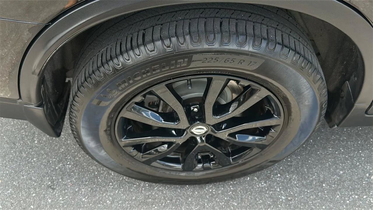 Used 2017 Nissan Rogue SV w/ Midnight Edition FWD image 15