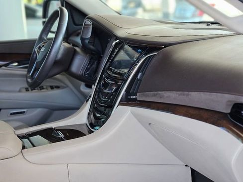 Used 2017 Cadillac Escalade Luxury image 13