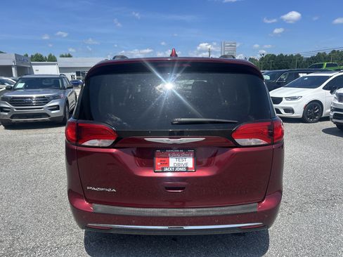 Used 2017 Chrysler Pacifica Touring-L FWD image 5
