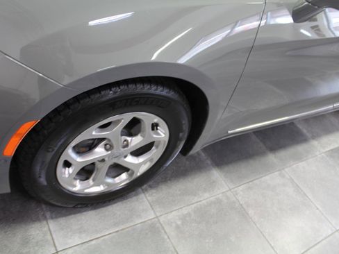 Used 2022 Chrysler Pacifica Limited image 40