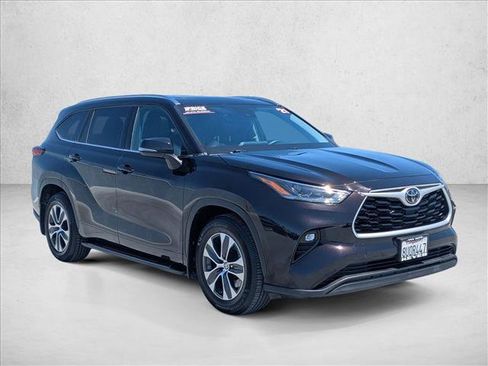 Used 2021 Toyota Highlander XLE FWD image 3