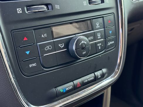 Used 2013 Chrysler Town & Country Touring image 18