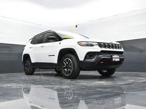 Used 2025 Jeep Compass Trailhawk AWD/4WD image 48