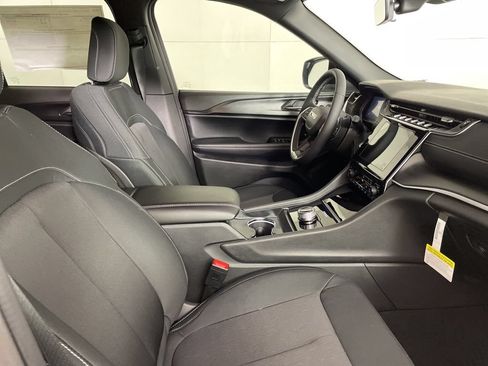 New 2025 Jeep Grand Cherokee Laredo X w/ Luxury Tech Group I AWD/4WD image 13