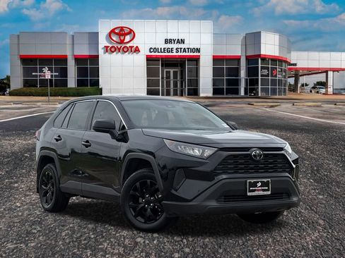 Used 2022 Toyota RAV4 LE image 1