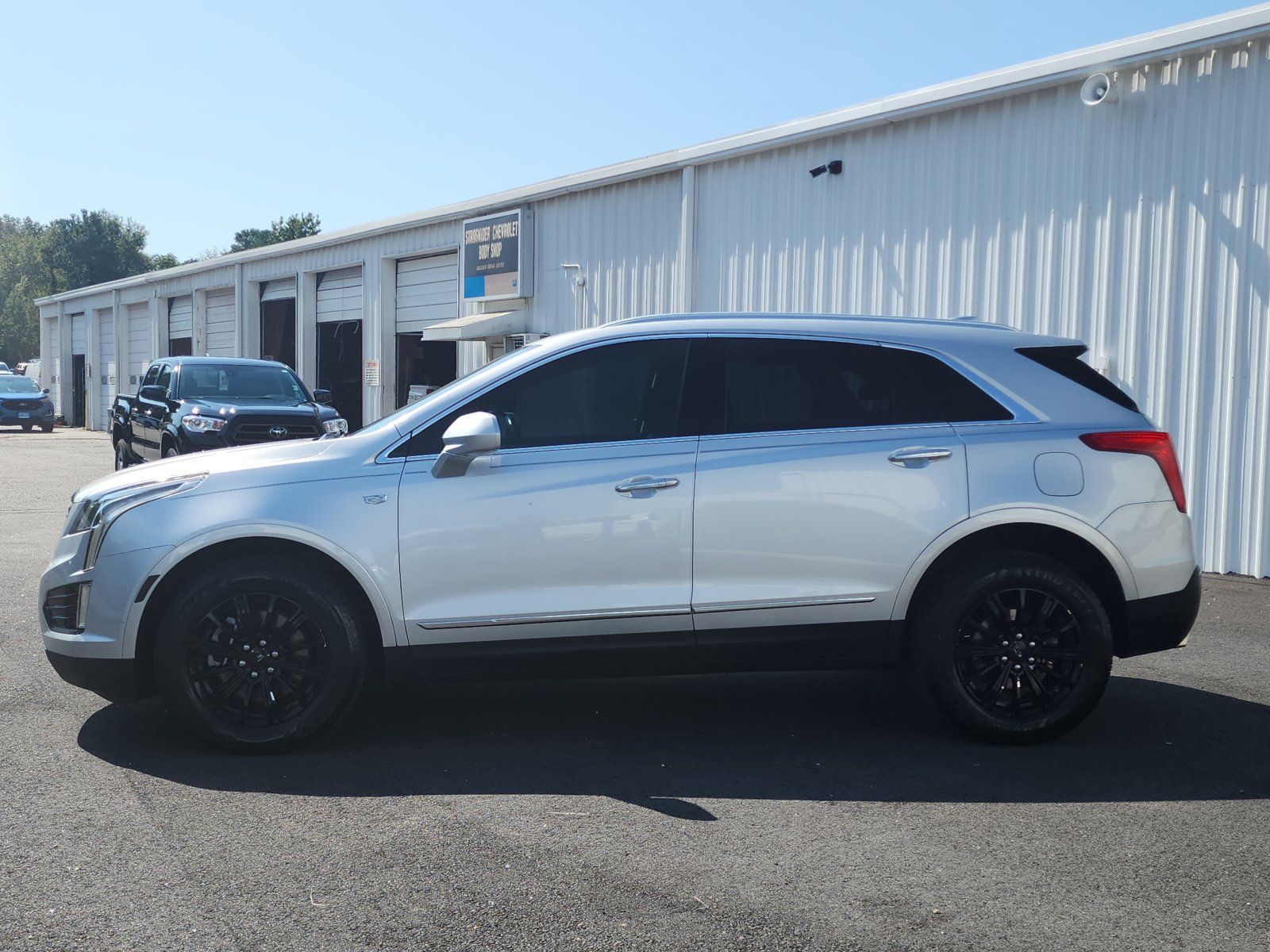 Used 2017 Cadillac XT5 Luxury FWD image 2