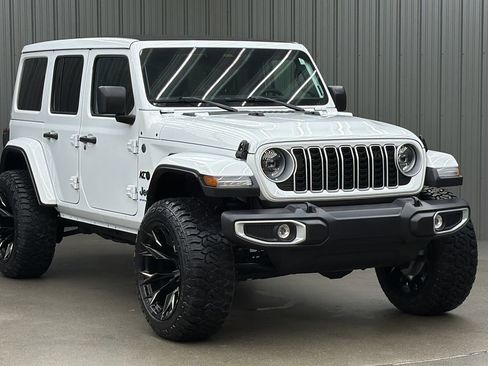 Used 2025 Jeep Wrangler Unlimited Sahara w/ Safety Group image 7