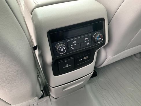 Certified 2023 GMC Acadia SLT w/ Technology Package AWD/4WD image 23